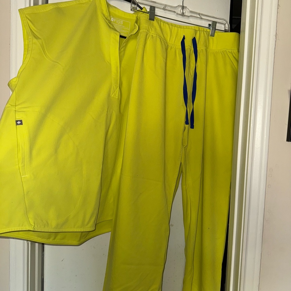 Figs: Women’s scrub set!